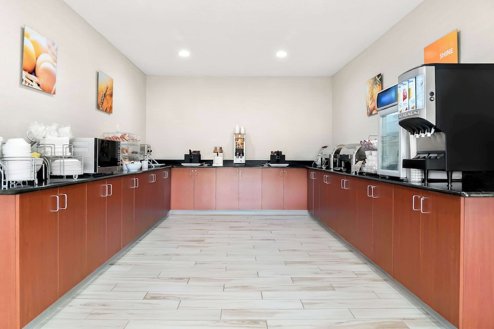 Holiday Inn Express & Suites Southfield Detroit by IHG — Restaurant & bars in Southfield, Michigan