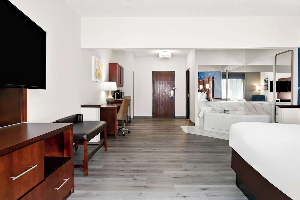 Holiday Inn Express & Suites Southfield Detroit by IHG — Hotel rooms in Southfield, Michigan