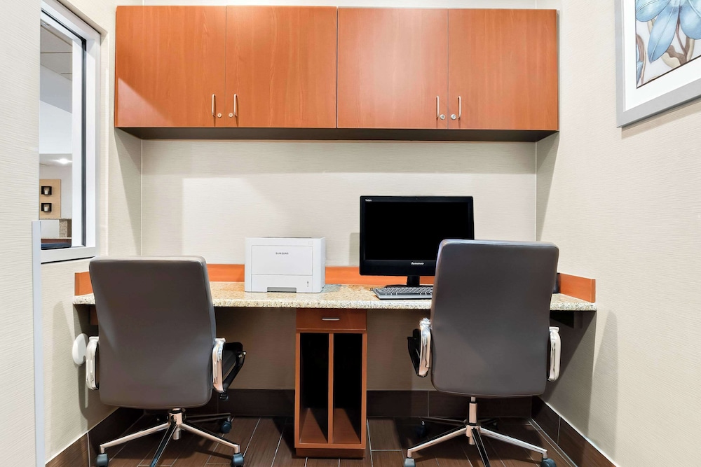 Holiday Inn Express & Suites Southfield Detroit by IHG — Hotel rooms in Southfield, Michigan