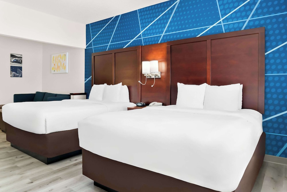 Holiday Inn Express & Suites Southfield Detroit by IHG — Hotel rooms in Southfield, Michigan