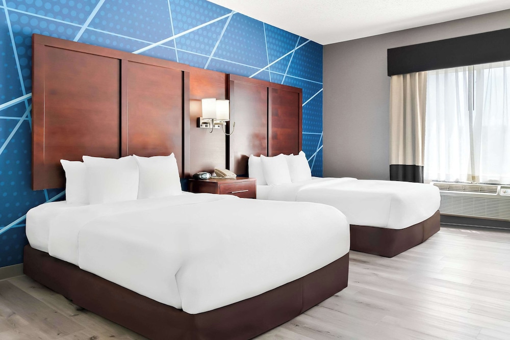 Holiday Inn Express & Suites Southfield Detroit by IHG — Hotel rooms in Southfield, Michigan