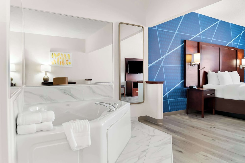 Holiday Inn Express & Suites Southfield Detroit by IHG — Hotel rooms in Southfield, Michigan