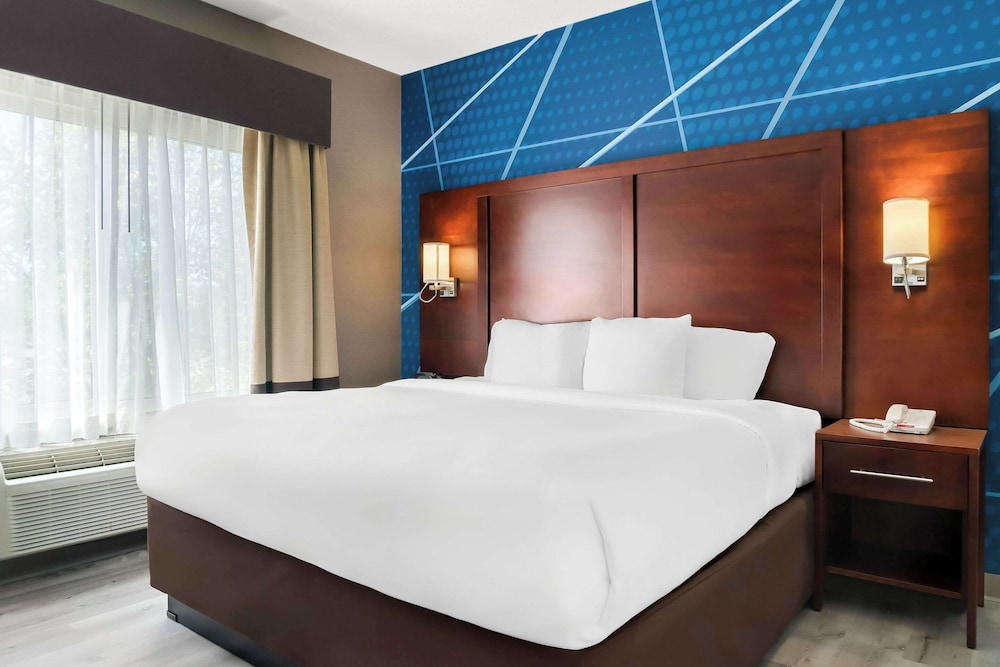 Holiday Inn Express & Suites Southfield Detroit by IHG — Hotel rooms in Southfield, Michigan