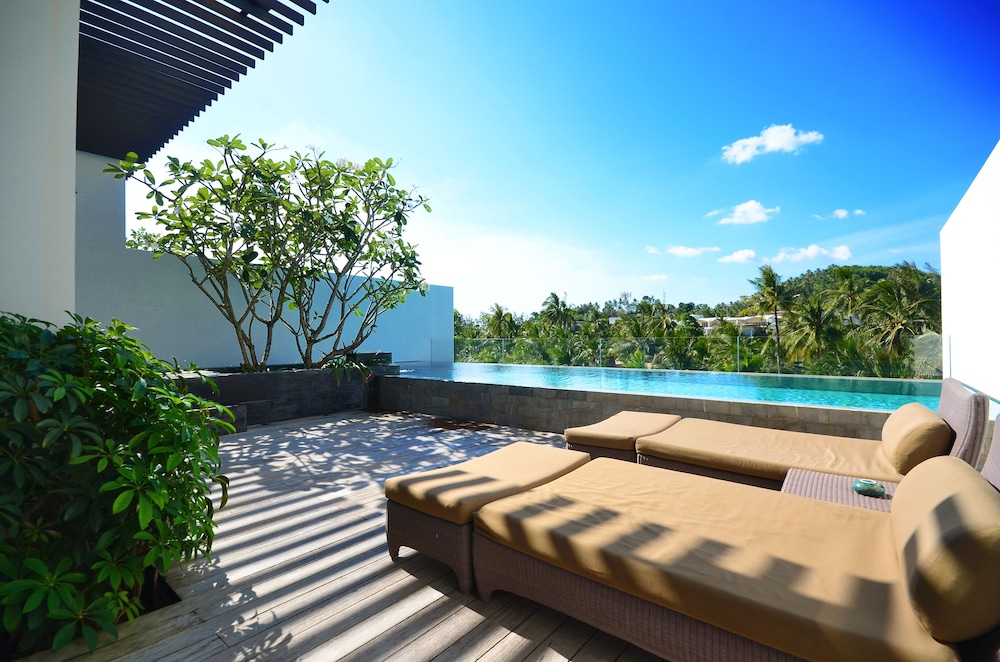 Twinpalms Surin Beach Phuket — Swimming pool in Bang Tao Beach, Phuket Province