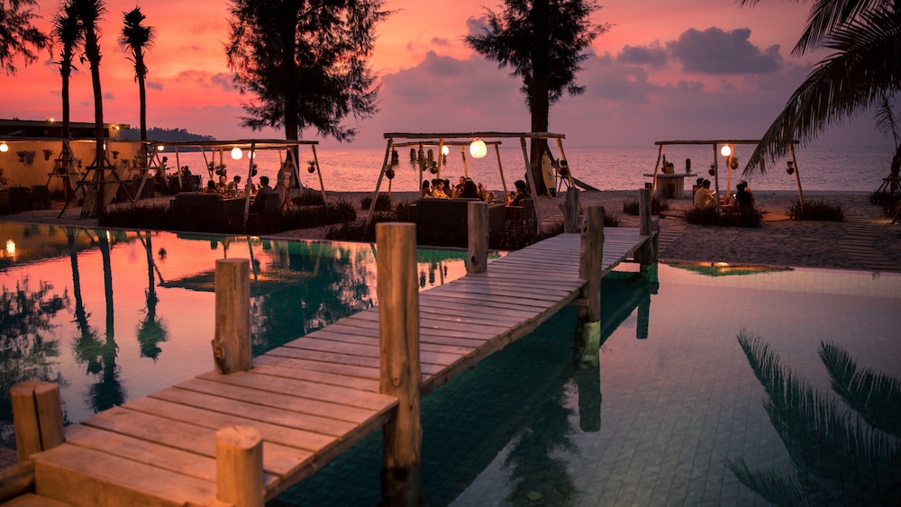 Twinpalms Surin Beach Phuket — Restaurant & bars in Bang Tao Beach, Phuket Province