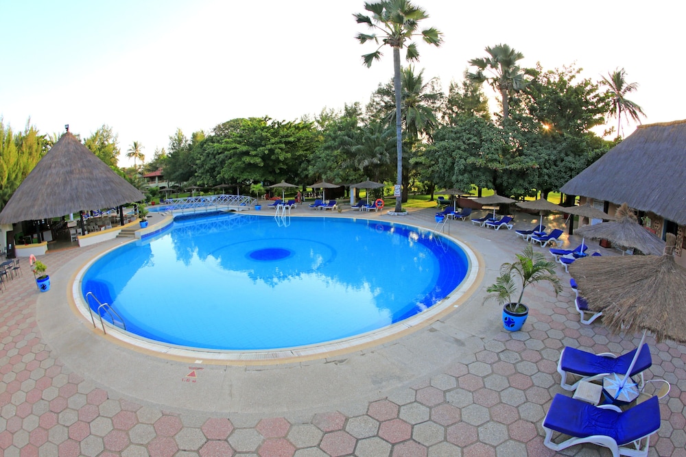 The Kairaba Beach Hotel — Swimming pool in Serrekunda
