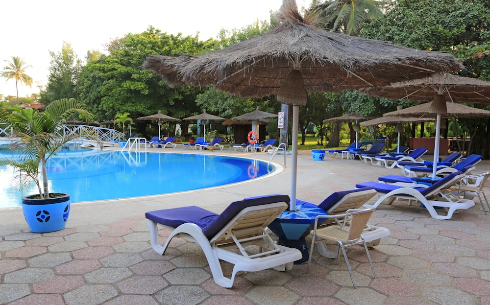 The Kairaba Beach Hotel — Swimming pool in Serrekunda