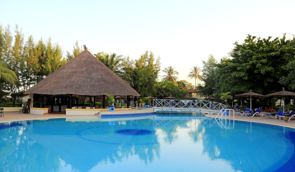 The Kairaba Beach Hotel — Swimming pool in Serrekunda