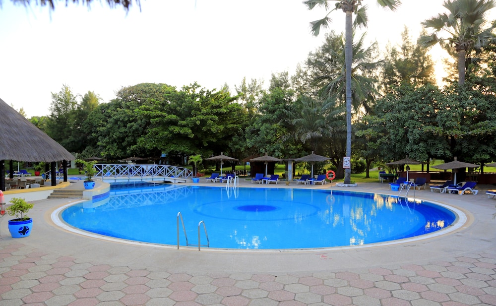 The Kairaba Beach Hotel — Swimming pool in Serrekunda