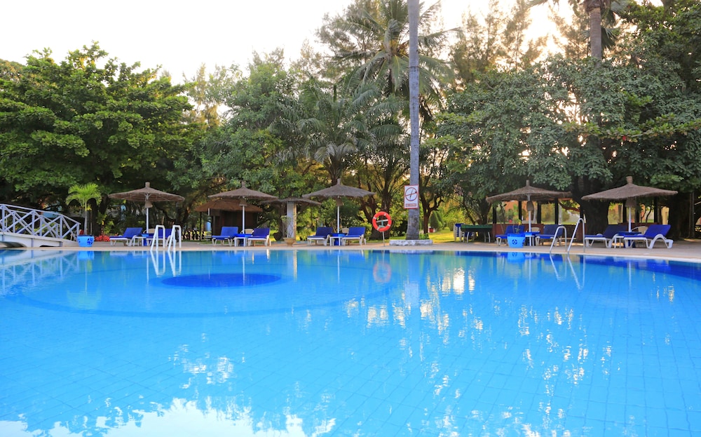 The Kairaba Beach Hotel — Swimming pool in Serrekunda
