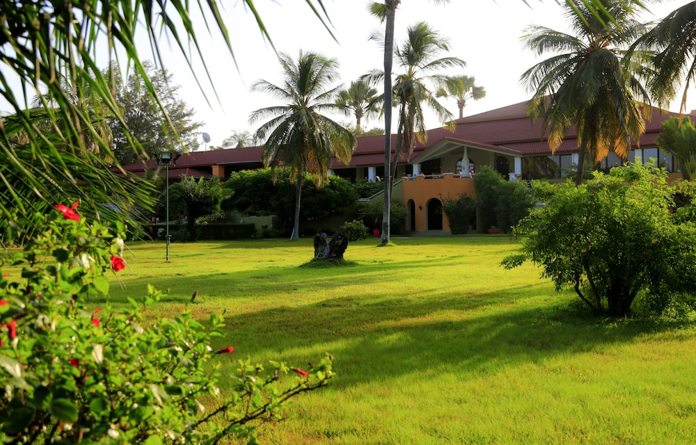 The Kairaba Beach Hotel — Hotel building in Serrekunda