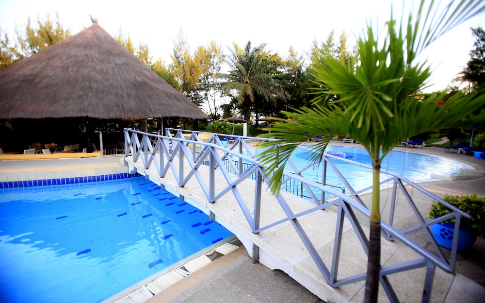 The Kairaba Beach Hotel — Swimming pool in Serrekunda