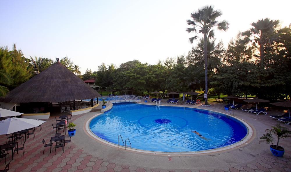 The Kairaba Beach Hotel — Swimming pool in Serrekunda