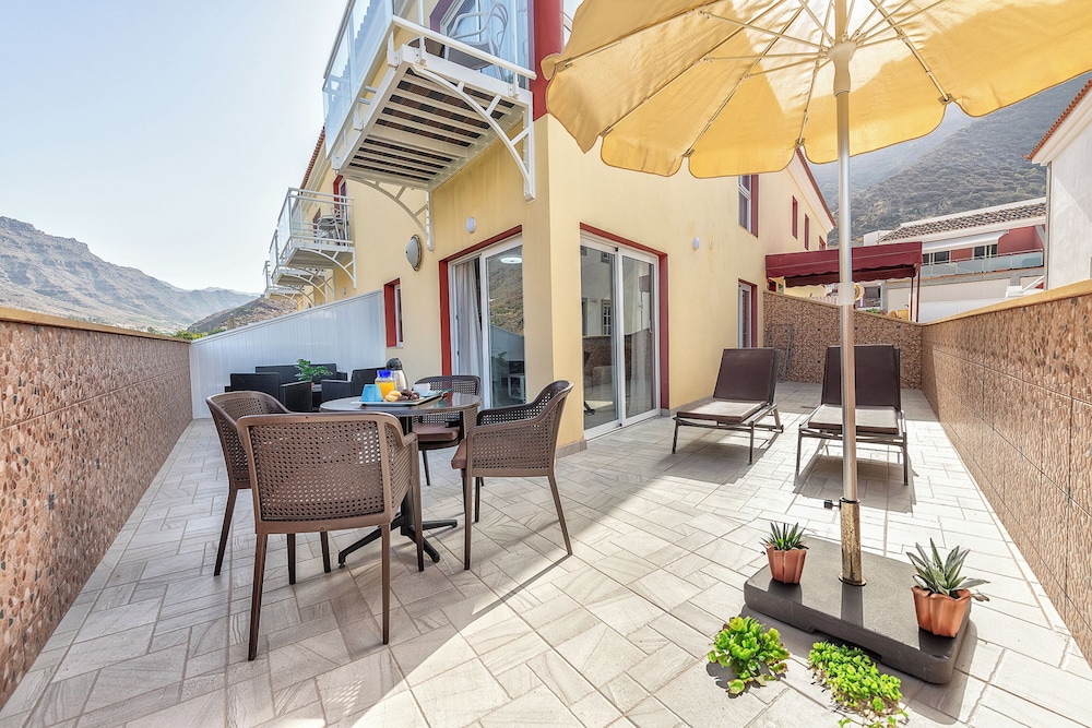 Sol Mogan Suites — Hotel building in Puerto de Mogan, Canary Islands