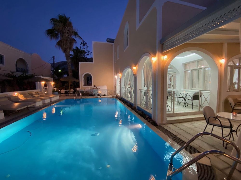 Dioskouri Art Villas — Swimming pool in Kamari, South Aegean