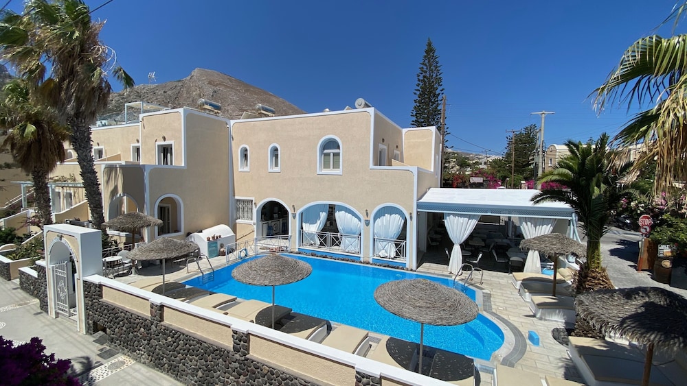 Dioskouri Art Villas — Swimming pool in Kamari, South Aegean