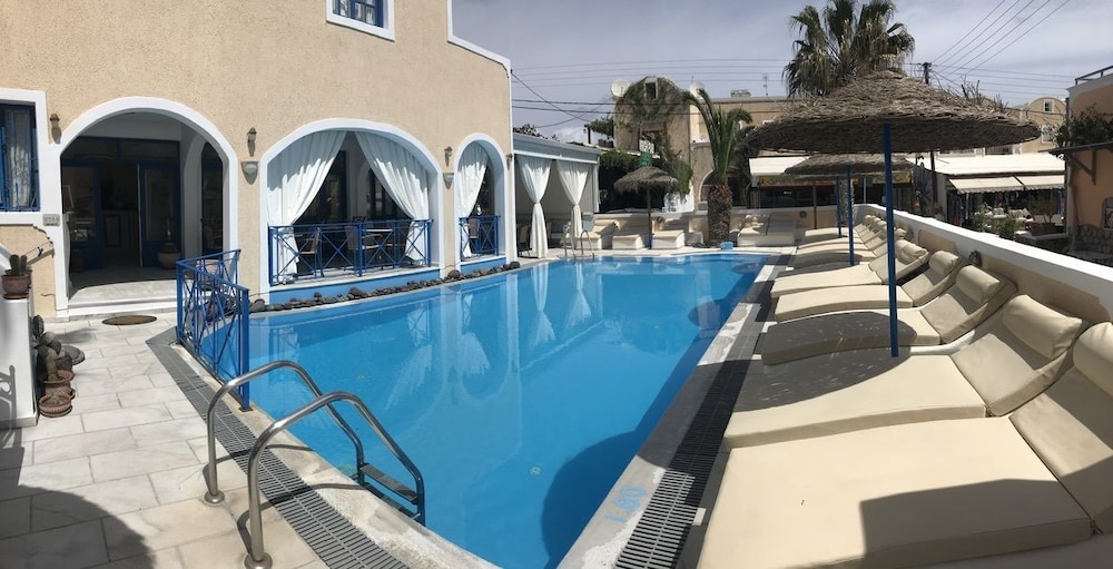 Dioskouri Art Villas — Swimming pool in Kamari, South Aegean