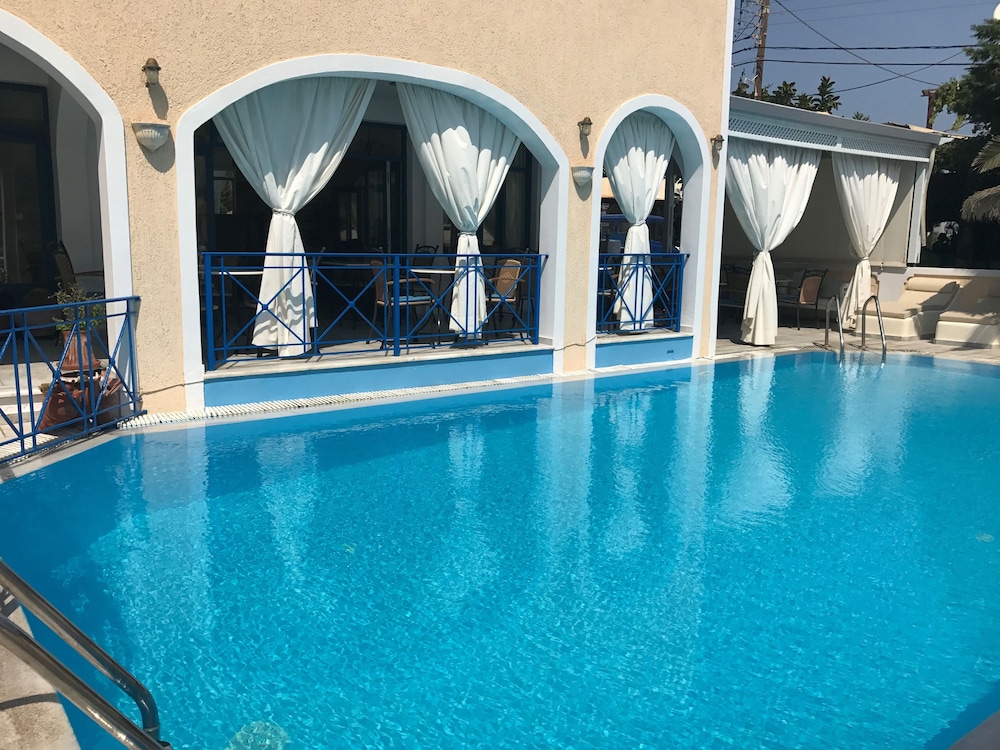 Dioskouri Art Villas — Swimming pool in Kamari, South Aegean