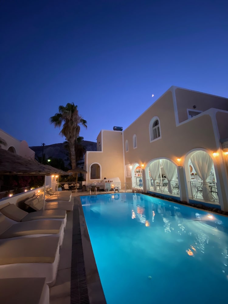 Dioskouri Art Villas — Swimming pool in Kamari, South Aegean