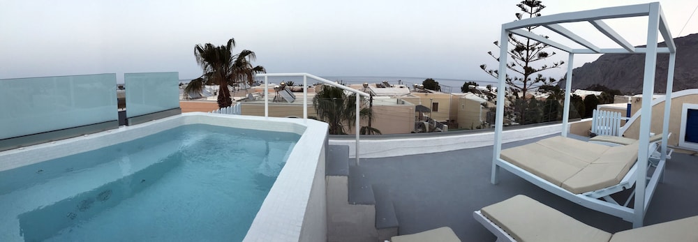 Dioskouri Art Villas — Swimming pool in Kamari, South Aegean