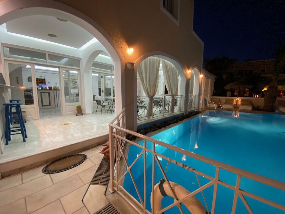 Dioskouri Art Villas — Swimming pool in Kamari, South Aegean