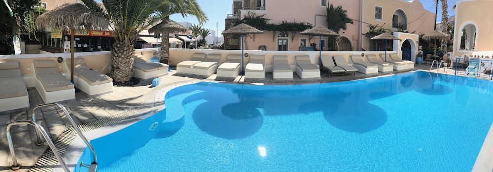 Dioskouri Art Villas — Swimming pool in Kamari, South Aegean