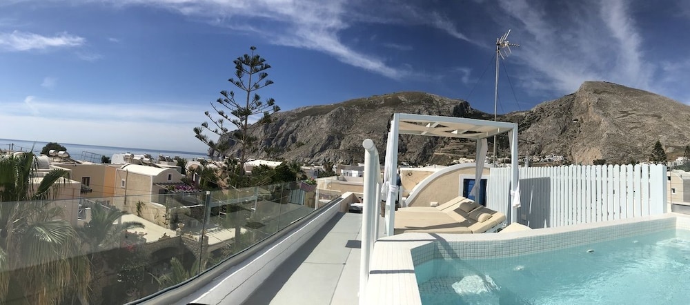 Dioskouri Art Villas — Swimming pool in Kamari, South Aegean