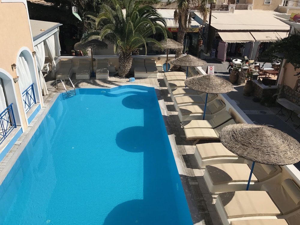Dioskouri Art Villas — Swimming pool in Kamari, South Aegean
