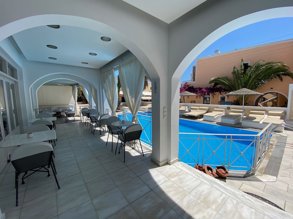 Dioskouri Art Villas — Swimming pool in Kamari, South Aegean