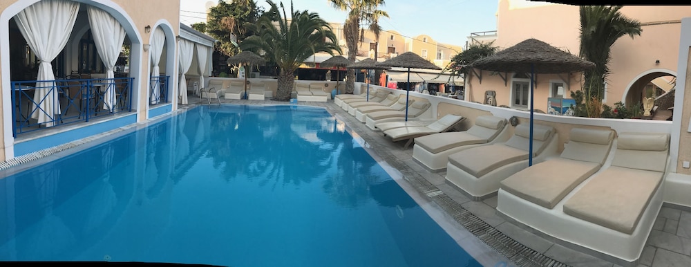 Dioskouri Art Villas — Swimming pool in Kamari, South Aegean