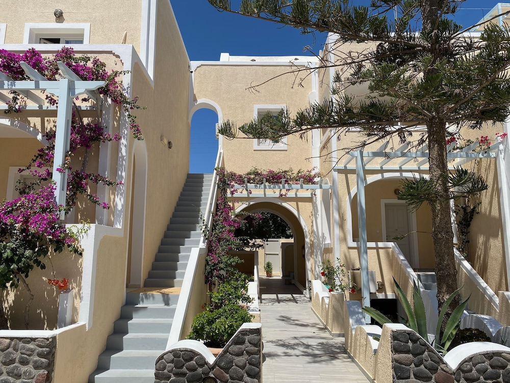 Dioskouri Art Villas — Hotel building in Kamari, South Aegean