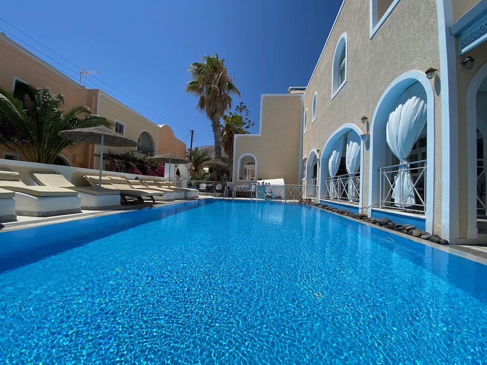 Dioskouri Art Villas — Swimming pool in Kamari, South Aegean