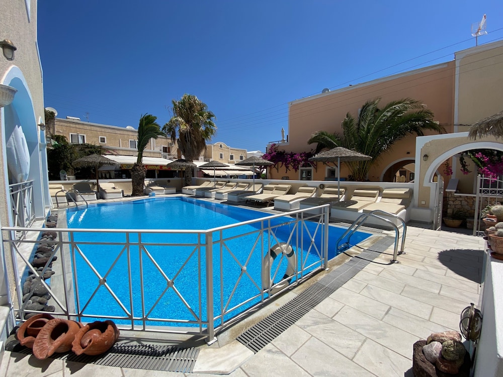 Dioskouri Art Villas — Swimming pool in Kamari, South Aegean