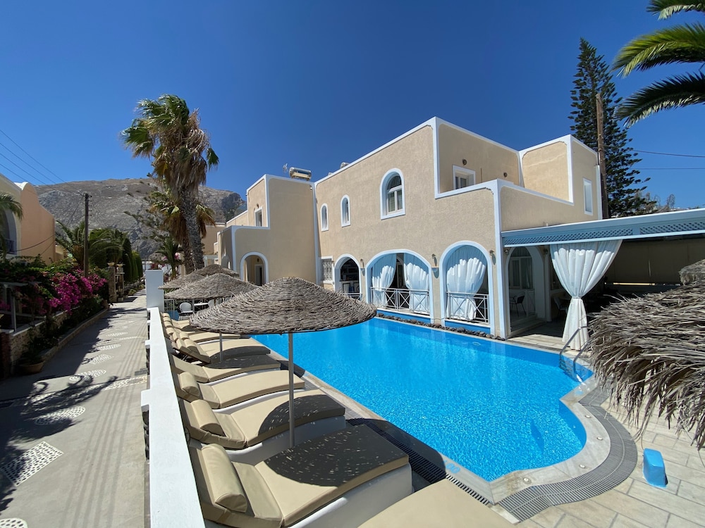 Dioskouri Art Villas — Swimming pool in Kamari, South Aegean