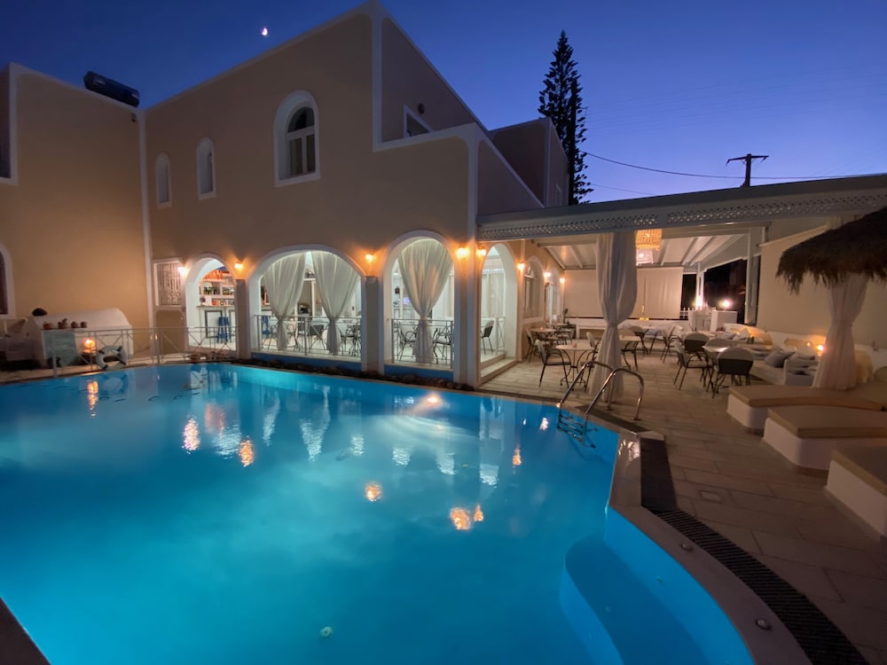 Dioskouri Art Villas — Swimming pool in Kamari, South Aegean