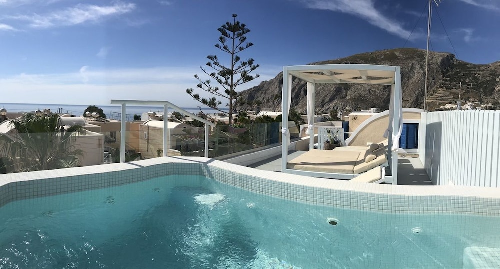 Dioskouri Art Villas — Swimming pool in Kamari, South Aegean