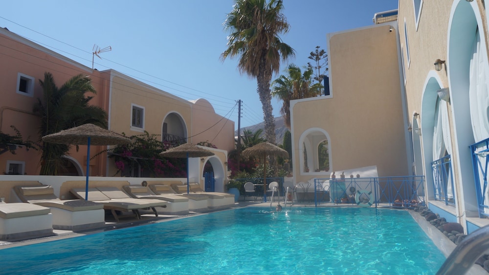 Dioskouri Art Villas — Swimming pool in Kamari, South Aegean