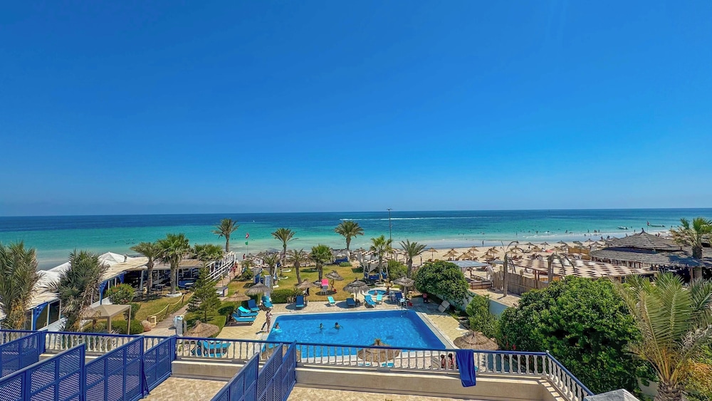 Hotel Dar el Bhar — Beach in Mezraya, Medenine