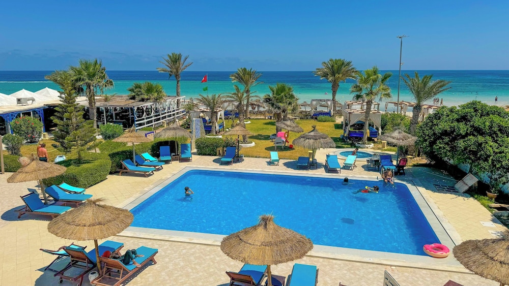 Hotel Dar el Bhar — Swimming pool in Mezraya, Medenine