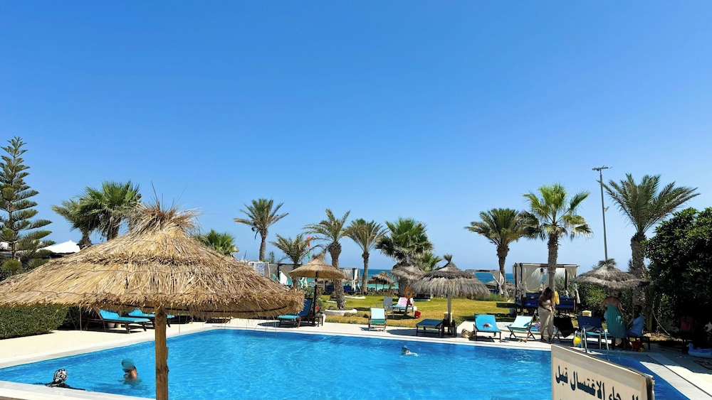 Hotel Dar el Bhar — Swimming pool in Mezraya, Medenine