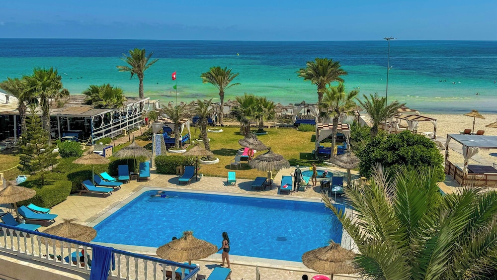 Hotel Dar el Bhar — Swimming pool in Mezraya, Medenine