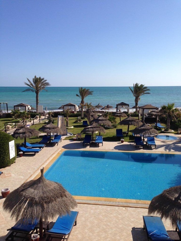 Hotel Dar el Bhar — Swimming pool in Mezraya, Medenine