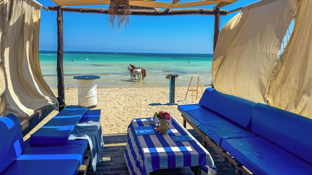 Hotel Dar el Bhar — Beach in Mezraya, Medenine