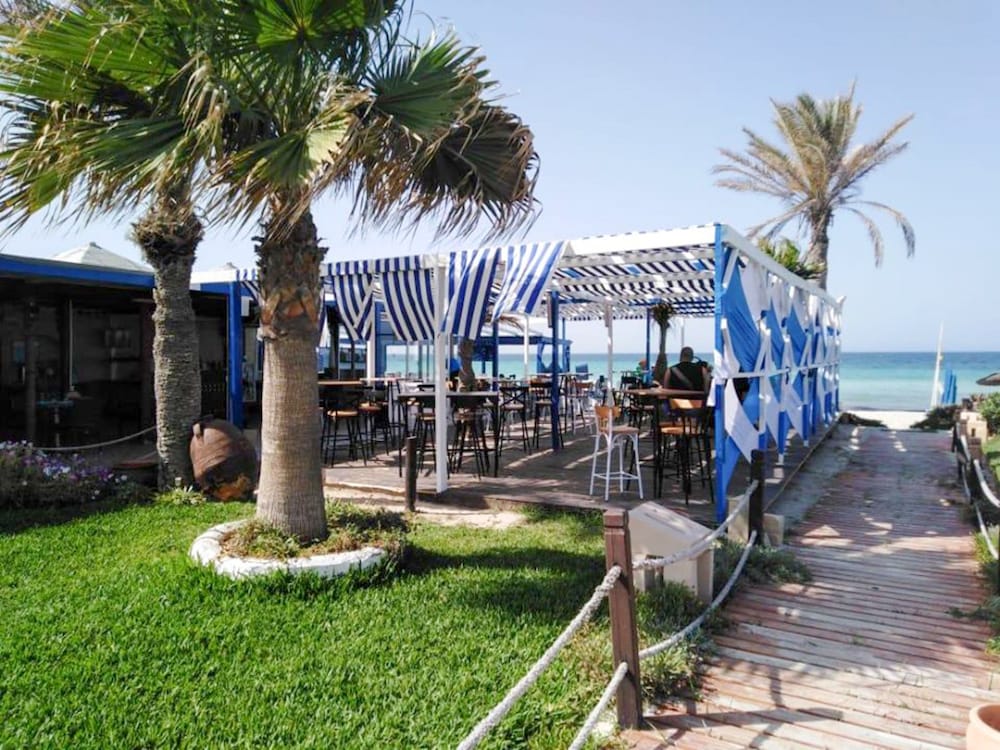 Hotel Dar el Bhar — Restaurant & bars in Mezraya, Medenine
