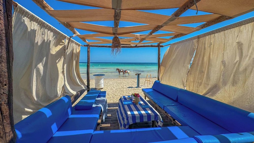 Hotel Dar el Bhar — Beach in Mezraya, Medenine