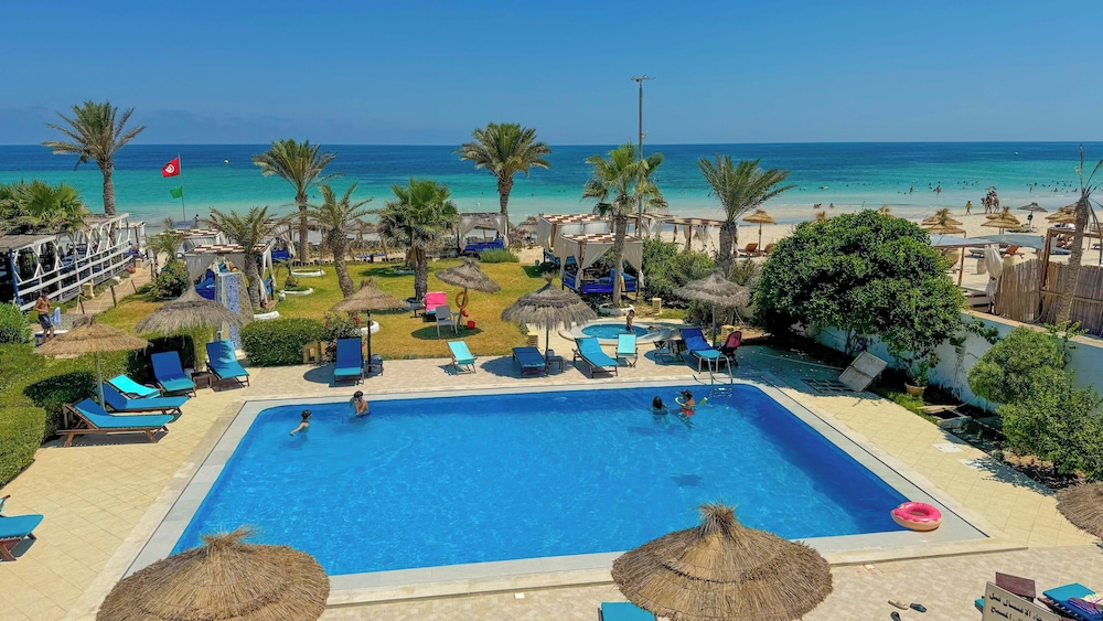 Hotel Dar el Bhar — Swimming pool in Mezraya, Medenine
