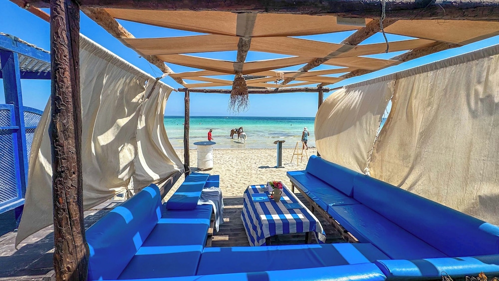 Hotel Dar el Bhar — Beach in Mezraya, Medenine