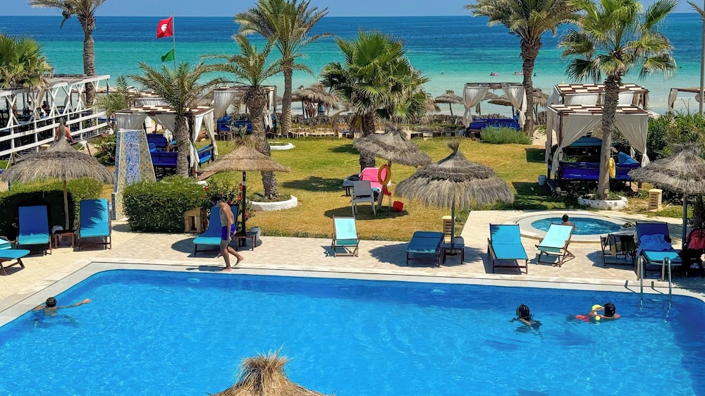 Hotel Dar el Bhar — Swimming pool in Mezraya, Medenine