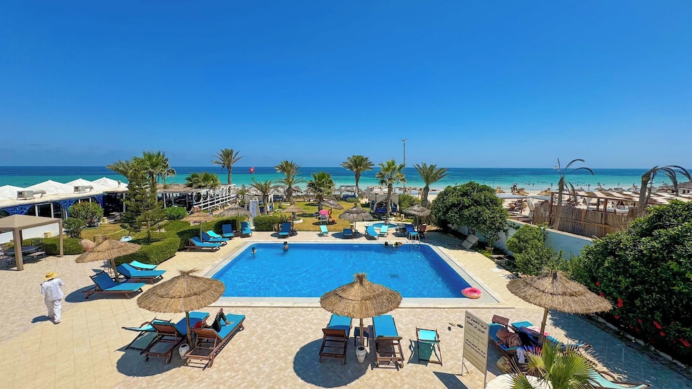 Hotel Dar el Bhar — Swimming pool in Mezraya, Medenine