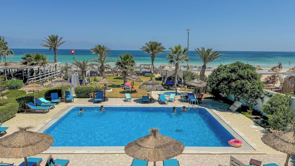Hotel Dar el Bhar — Swimming pool in Mezraya, Medenine